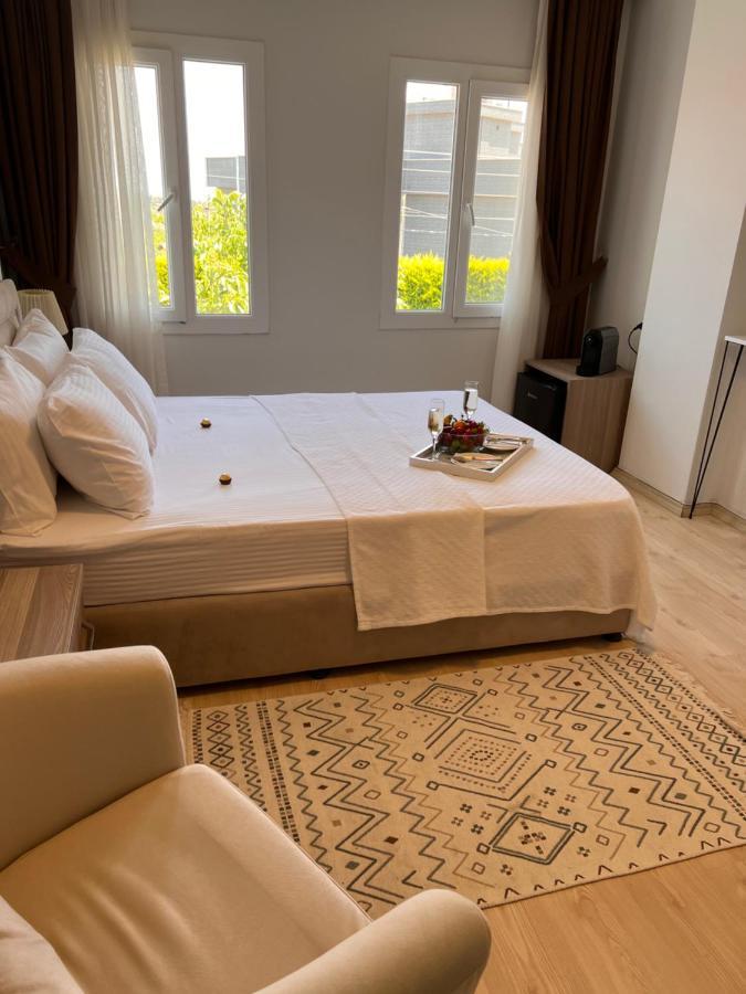 B. Equine Range Hotel Narlidere Bagian luar foto